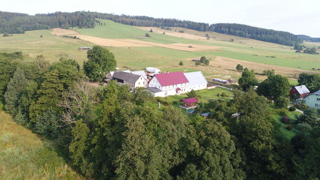 Widok na agroturystykę z drona