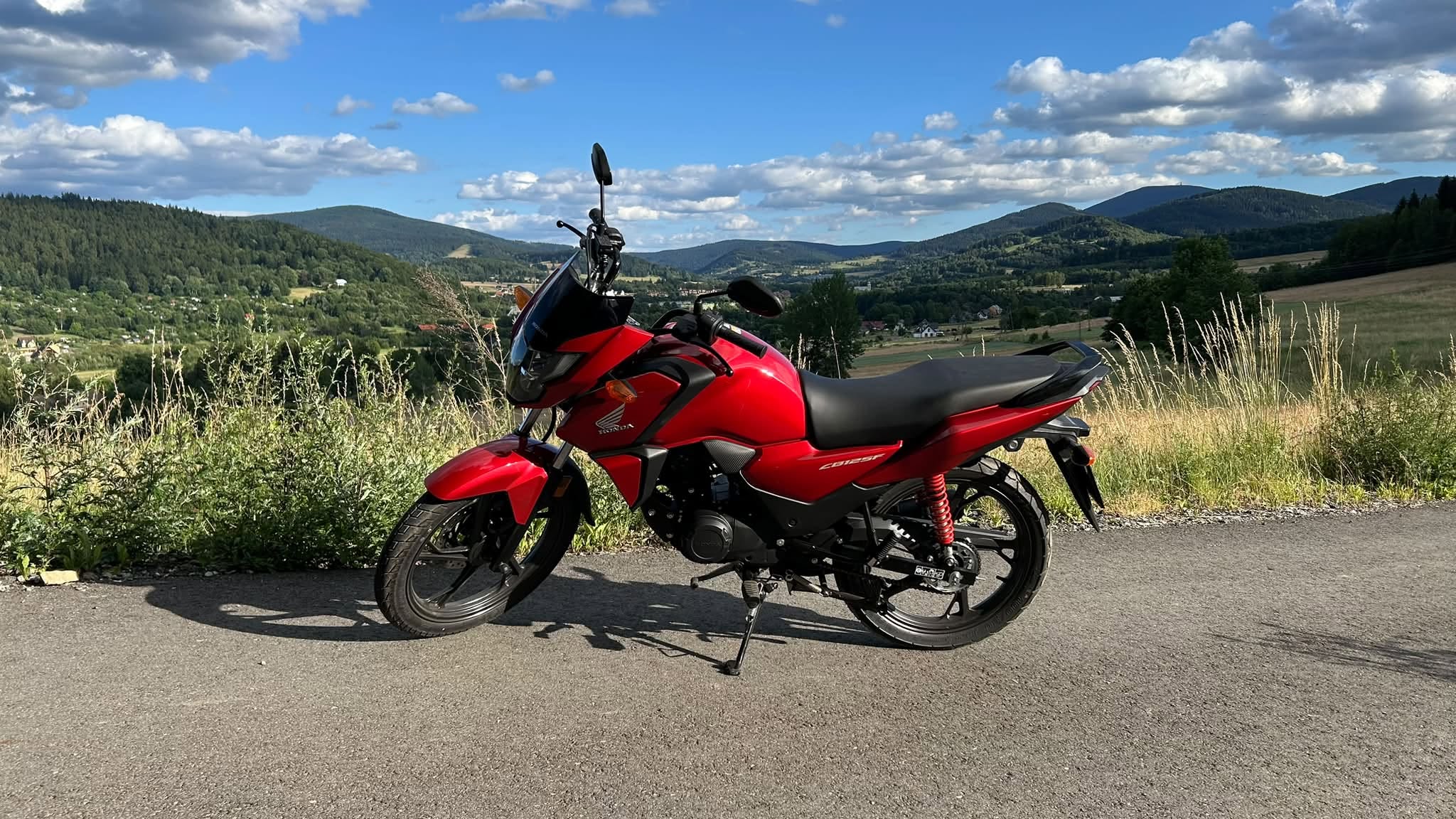 Czerwona Honda CB125F